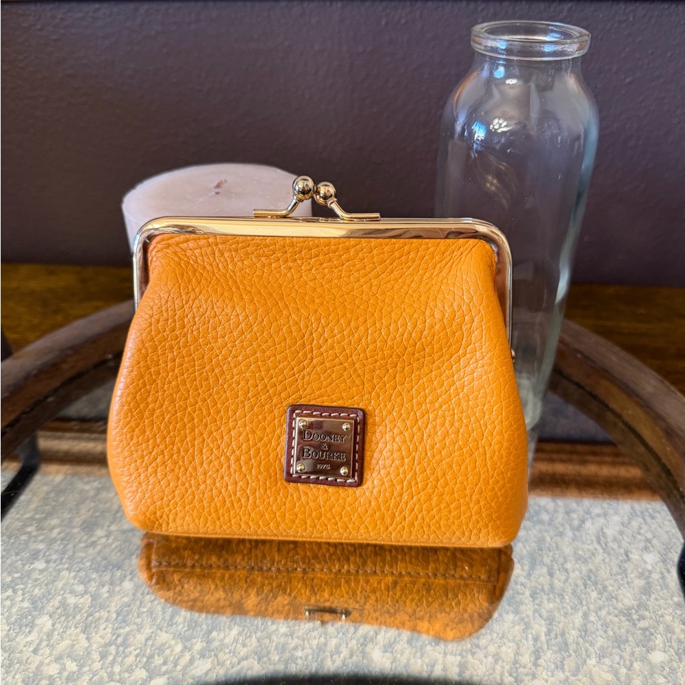 ✨NWOT -  Dooney & Bourke Pebble Leather Large Framed Kisslock Coin Purse✨ - Picture 2 of 6